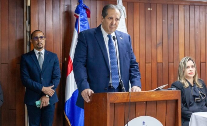 Víctor-Atallah-asume-como-ministro-de-Salud-Pública-1140x694