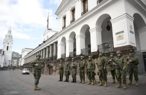 Un Ecuador en “estado de guerra” enfrenta por tercer día el poder del narcotráfico