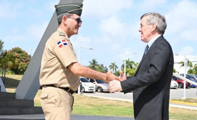 Ministro-de-defensa-saludando-a-ministro-brtanico-1140x694
