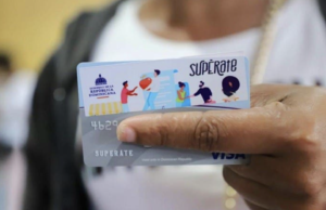 Arrestan tres mujeres con 89 tarjetas de Supérate