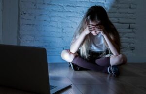 Estudio revela que 4 de cada 10 menores latinos conversa en internet con desconocidos