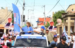 La vice Raquel Peña recorre SDE con cientos de perremeístas