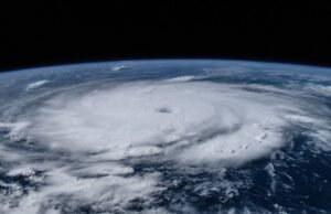 Huracán Beryl se aleja de RD, pero se mantienen alertas por condiciones marítimas