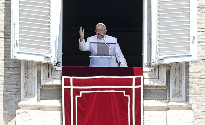 Papa-Francisco-en-un-balcon-1140x694