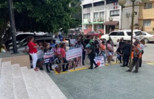 Estafados por IndisArq continúan protesta para pedir condenas para Enmanuel Rivera