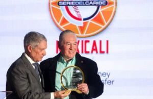 Karim García y Álvaro Ley fueron entronizados al Pabellón de Serie del Caribe