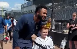 Junior Caminero regala bate a niño con cardiopatía y su reacción se vuelve viral