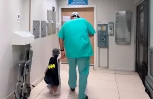 Médico en Brasil disfraza a niños de superhéroes para reducir su miedo al quirófano