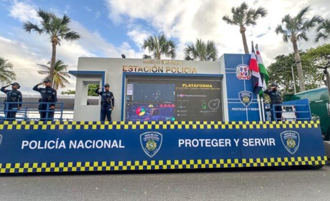Policia-Nacional-exhibe-nuevo-modelo-de-estacion-policial-durante-el-desfile-realizado-con-motivo-de-la-Independencia-Nacional-1140x694