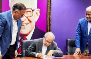 Danilo Medina firma acta de membresía del PLD y llama a la militancia a validarse