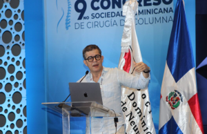 Aumentan consultas por problemas cervicales en niños debido al uso excesivo de celulares, advierte especialista