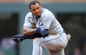 Agentes policiales asisten a Wander Franco tras sufrir episodio de salud mental