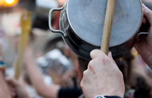 Residentes de Ciudad Real II protestan con cacerolazos por prolongados apagones