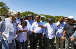 Senadores recorren laguna de Cabral y escuchan preocupaciones de pescadores por reducción del caudal