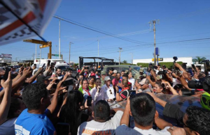 Presidenta de México recorre las regiones más afectadas por lluvias, que dejan 44 muertos