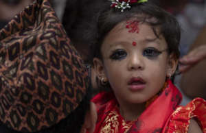 Una niña de dos años es entronizada como la nueva “diosa viviente” de Nepal