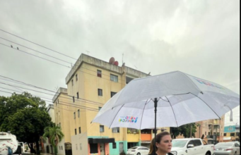 Carolina Mejía recorre La Ciénaga y Villa Juana por la tormenta Melissa