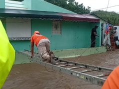 Defensa Civil rescata a varias familias, incluyendo a niños y ancianos, de inundaciones en Baní