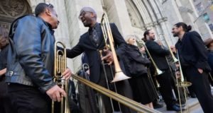 Fanáticos y seres queridos despiden a Willie Colón con misa pública en Nueva York