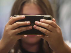Una revisión de estudios relaciona el uso de pantallas con problemas mentales y sociales