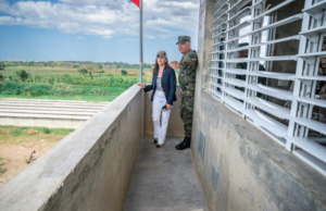 Ministro de Defensa y embajadora Leah Campos recorren la frontera por Dajabón