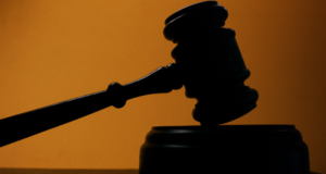 Condenan a hijo que planeó muerte de padre y la esposa de este para quedarse con propiedades