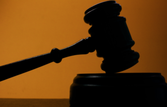 Condenan a hijo que planeó muerte de padre y la esposa de este para quedarse con propiedades